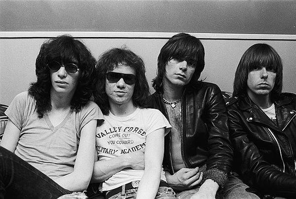 http://www.deedeeramone.com/img/news/2011/20101222__Ramones.jpg